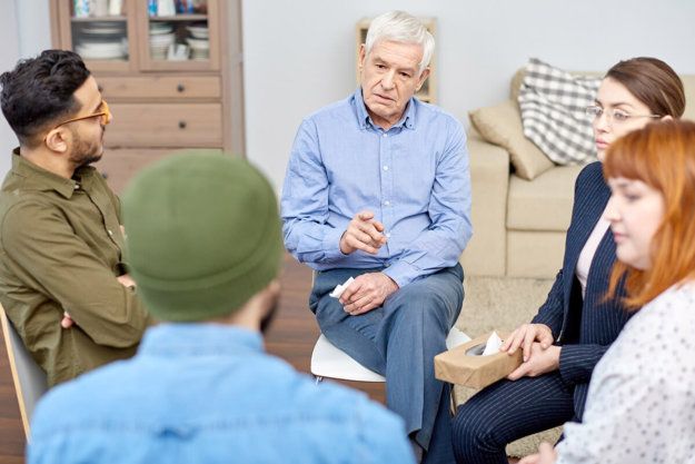 los angeles opioid rehab counselor talks to group of people in a circle during los angeles opioid rehab