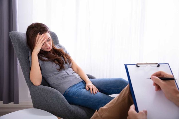 woman begins treatment at dual diagnosis treatment center